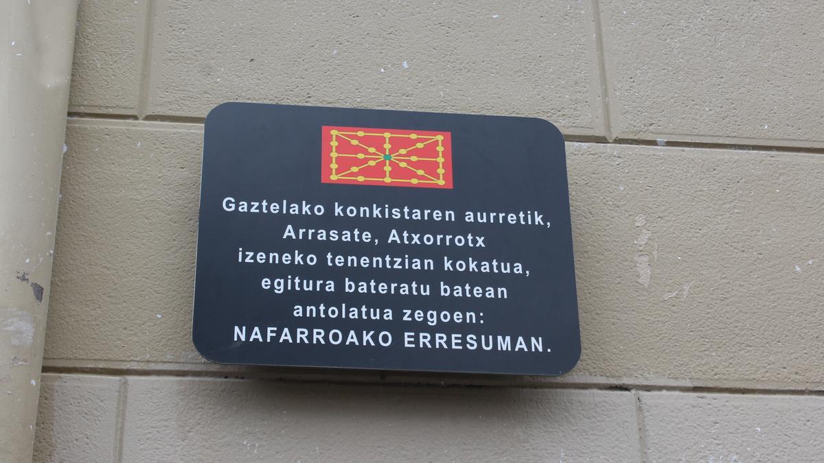 La placa colocada bajo el arco del Portalón, en la pared de la parte derecha.