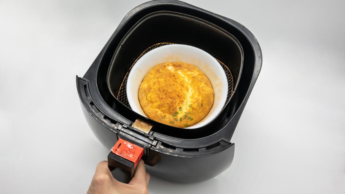 Una tortilla recién cocinada en su molde.