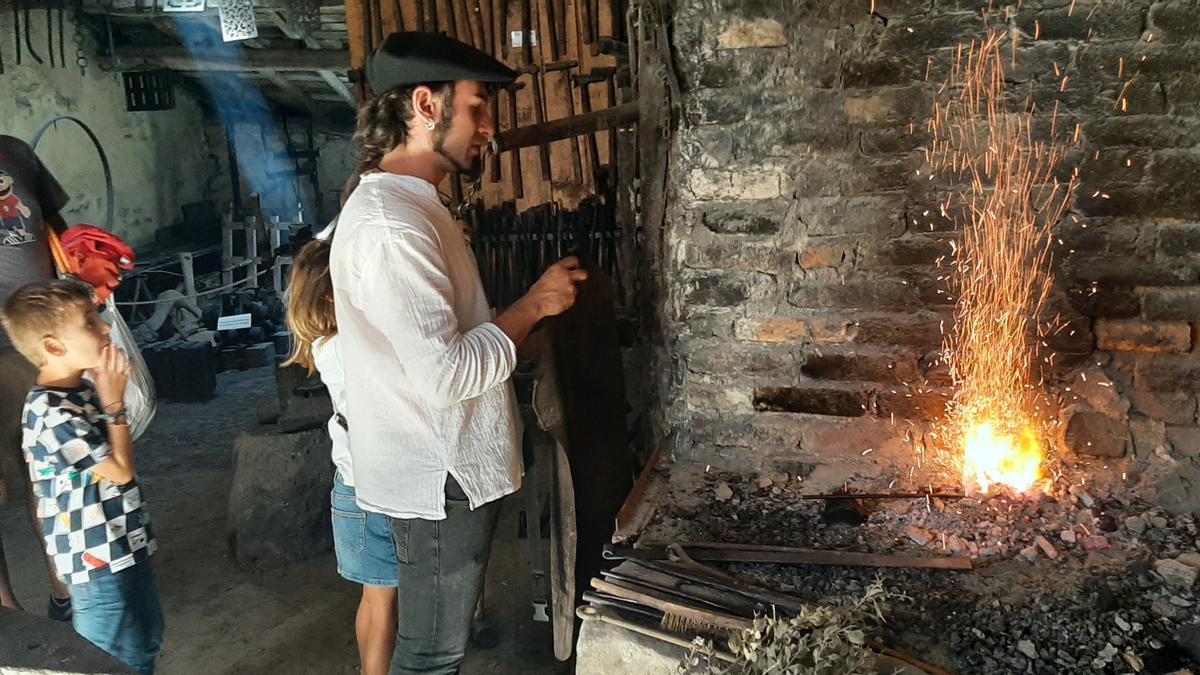 La fragua de Pablo Respaldiza en Artziniega abre cada domingo al público