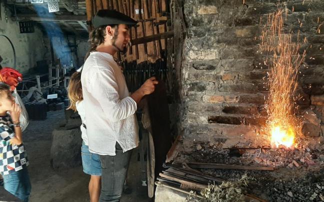 La fragua de Pablo Respaldiza en Artziniega abre cada domingo al público / Araceli Oiarzabal La fragua de Pablo Respaldiza en Artziniega abre cada domingo al público