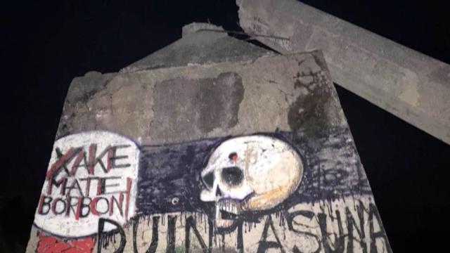 La cruz se ha cortado por la base y en el pedestal se puede leer una referencia a los borbones