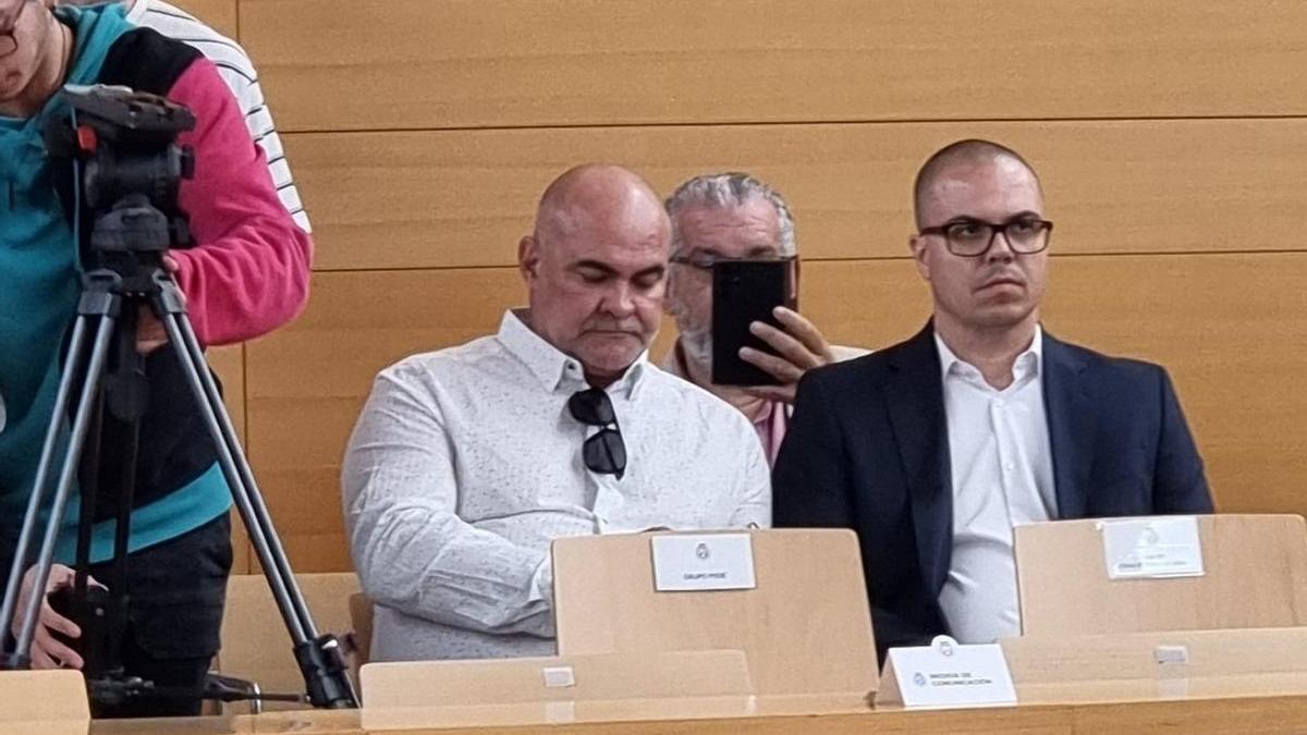 El mediador Antonio Navarro Tacoronte en el pleno extraordinario del Cabildo de Tenerife.