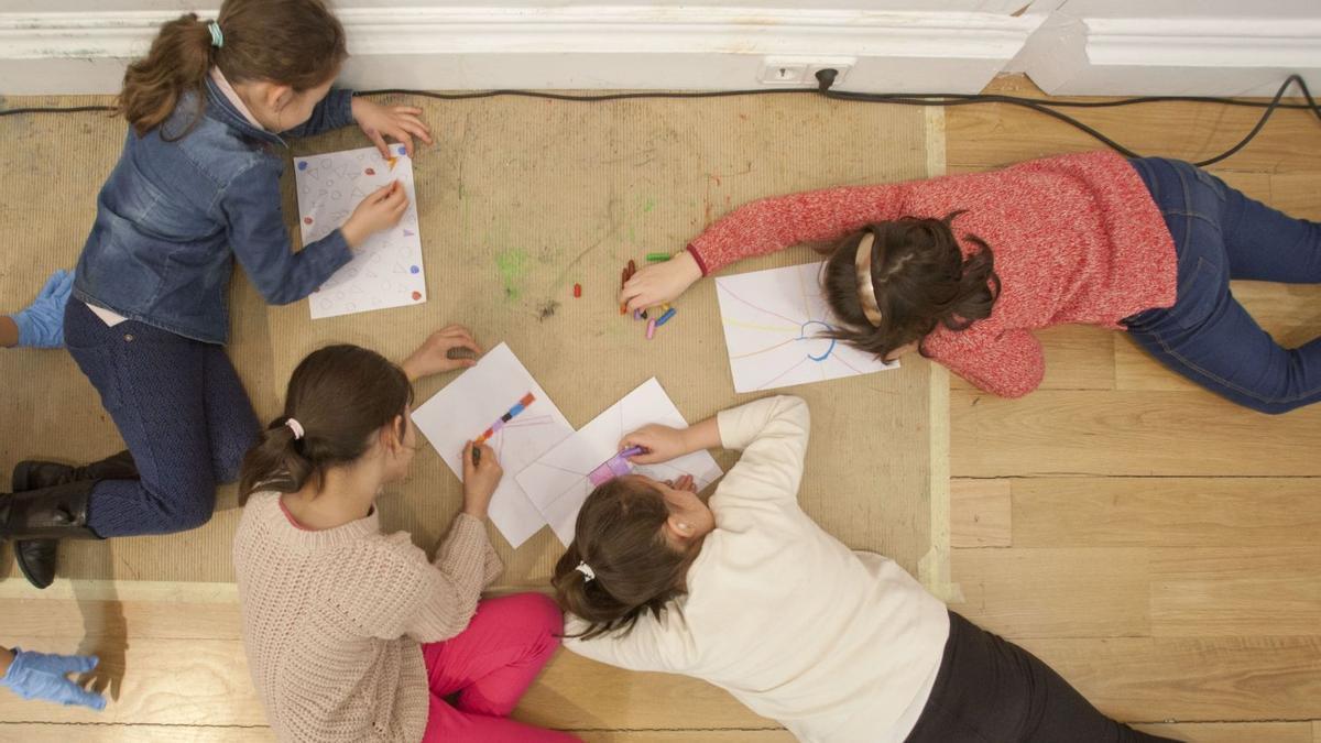 Unas niñas, realizando diversas actividades en el aula de un centro educativo.