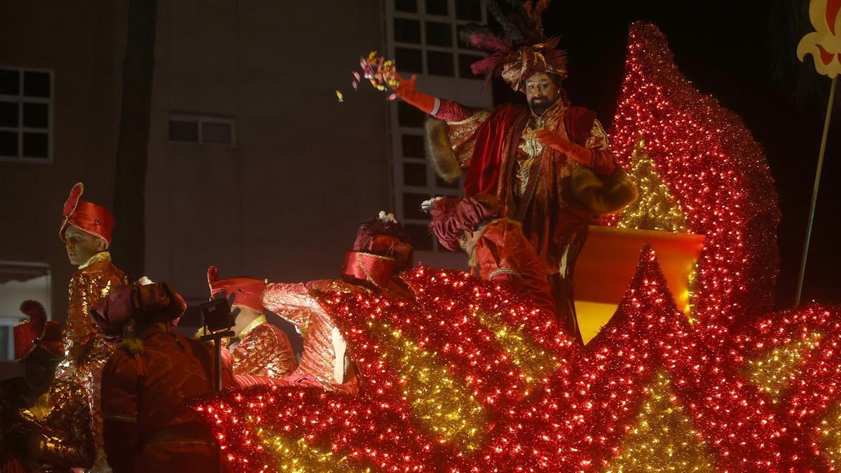 La magia y la ilusión llenan las calles con la cabalgata de SSMM los Reyes Magos.