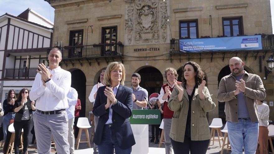 Eider Mendoza, con los candidatos de Debabarrena, ayer en Deba