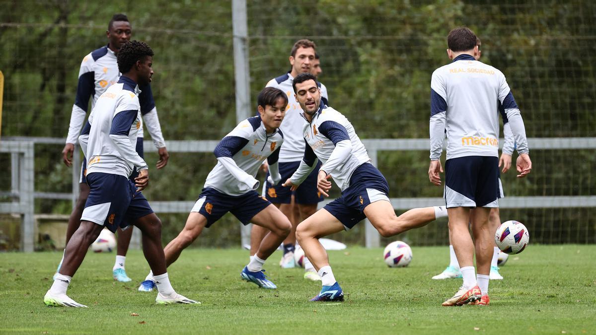 Mikel Merino, junto a sus compañeros durante un entrenamiento en Zubieta. / REAL SOCIEDAD