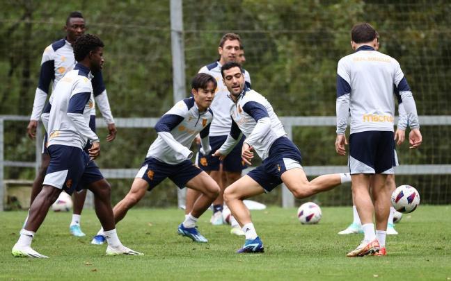 Mikel Merino, junto a sus compañeros durante un entrenamiento en Zubieta. / REAL SOCIEDAD