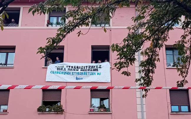Las dos personas en riesgo de desahucio permanecen en la vivienda