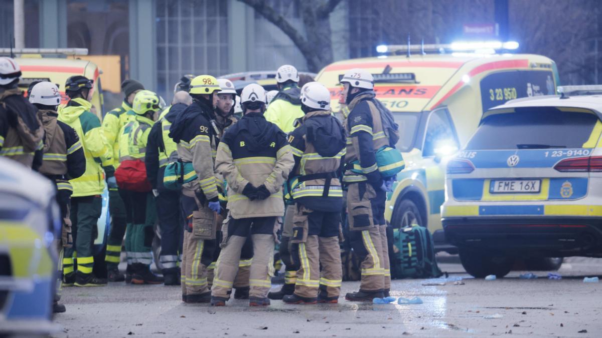 Personal de emergencias desplegado en la Escuela Risbergska en Orebro, Suecia