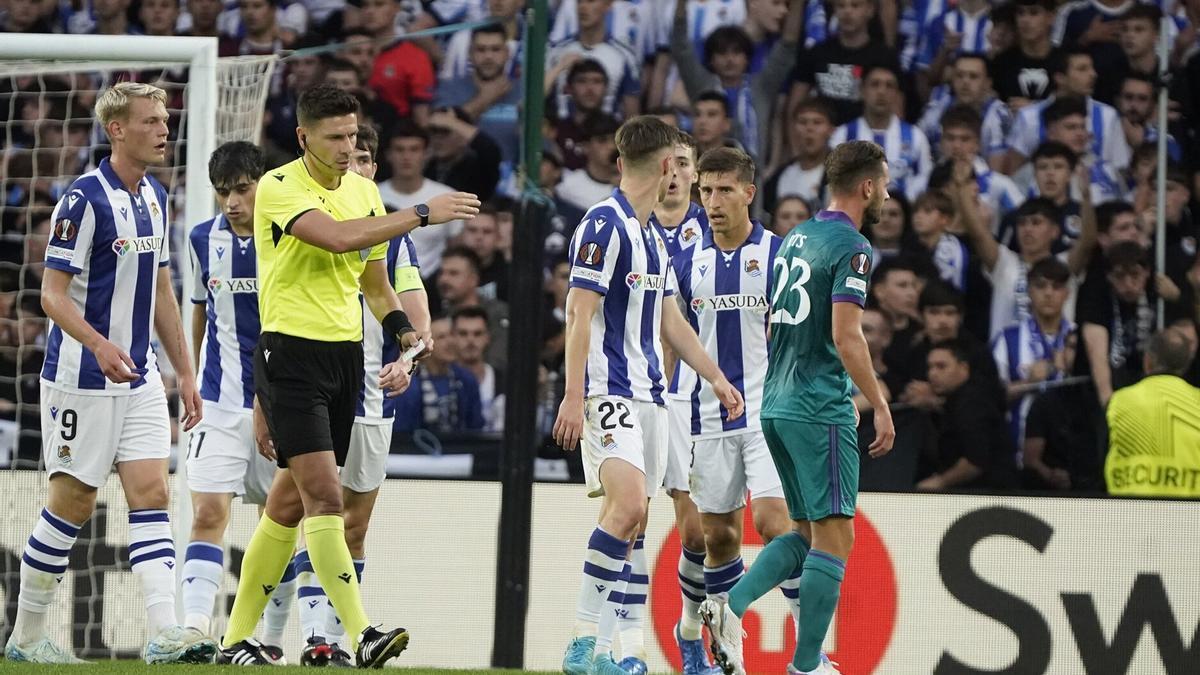 El árbitro rumano Marian Barbu, durante el Real Sociedad-Anderlecht. / RUBEN PLAZA