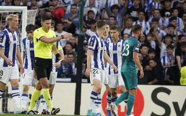 El árbitro rumano Marian Barbu, durante el Real Sociedad-Anderlecht. / RUBEN PLAZA
