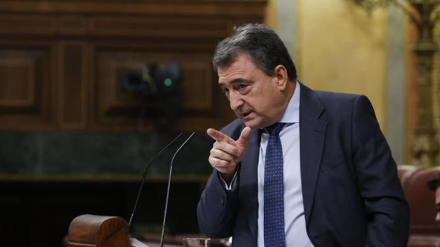 El portavoz del PNV, Aitor Esteban, durante su intervención en el pleno de investidura.