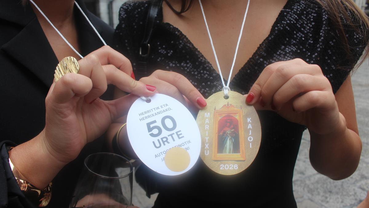 El escapulario, símbolo distintivo de la fiesta, hace un guiño al 50º aniversario de Maritxu, una celebración "desde el pueblo y para el pueblo":