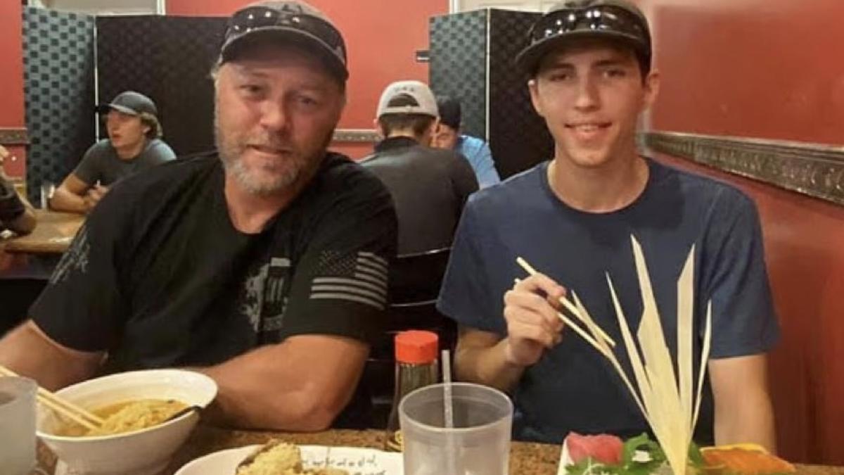 Tyler Robinson, acusado del asesinato del activista Charlie Kirk, junto a su padre, quien le ha delatado ante la policía