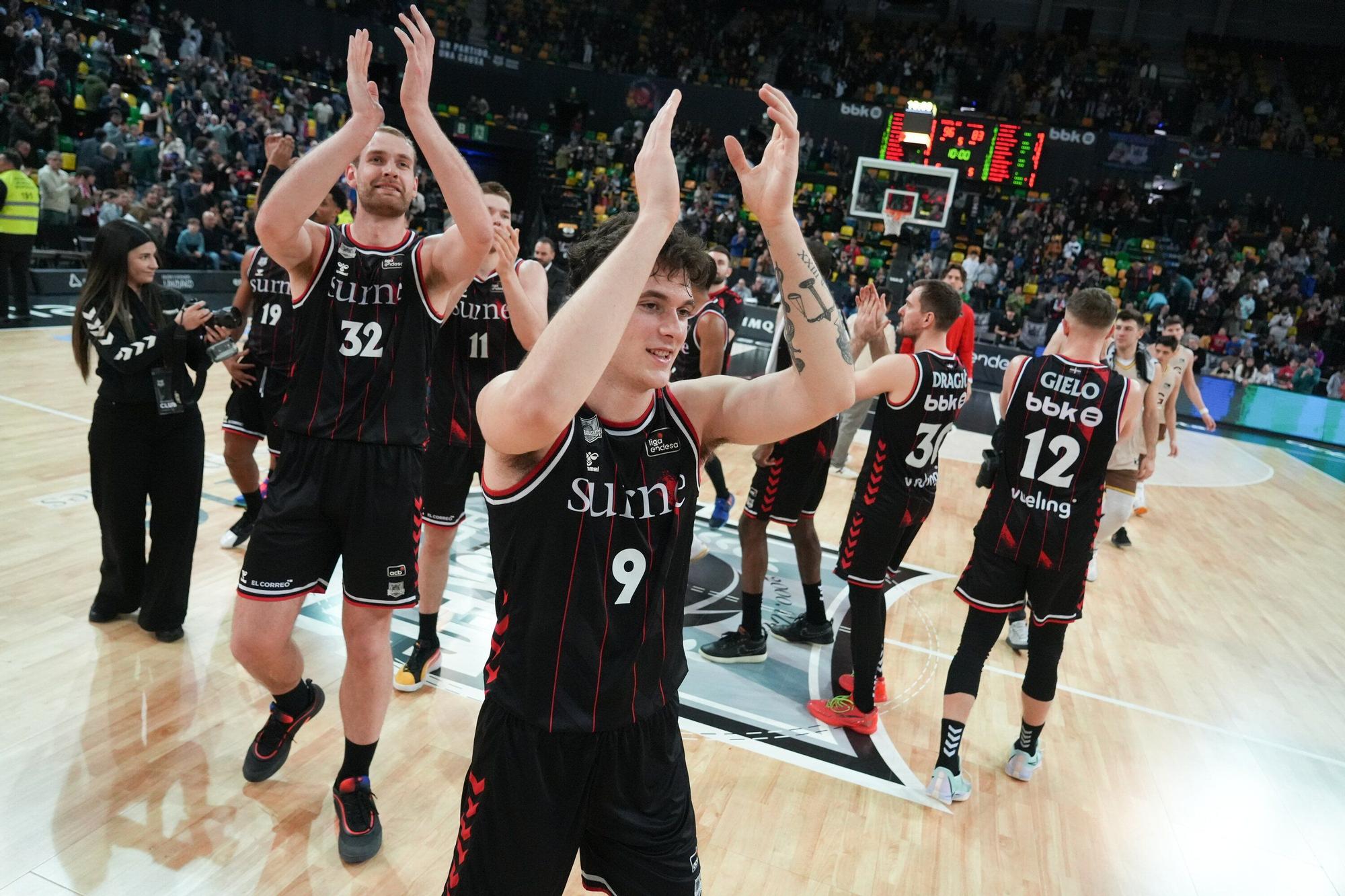 Los jugadores del Bilbao Basket celebrando la victoria de la última jornada de ACB frente al Básquet Girona. Foto: JOSÉ MARI MARTÍNEZ