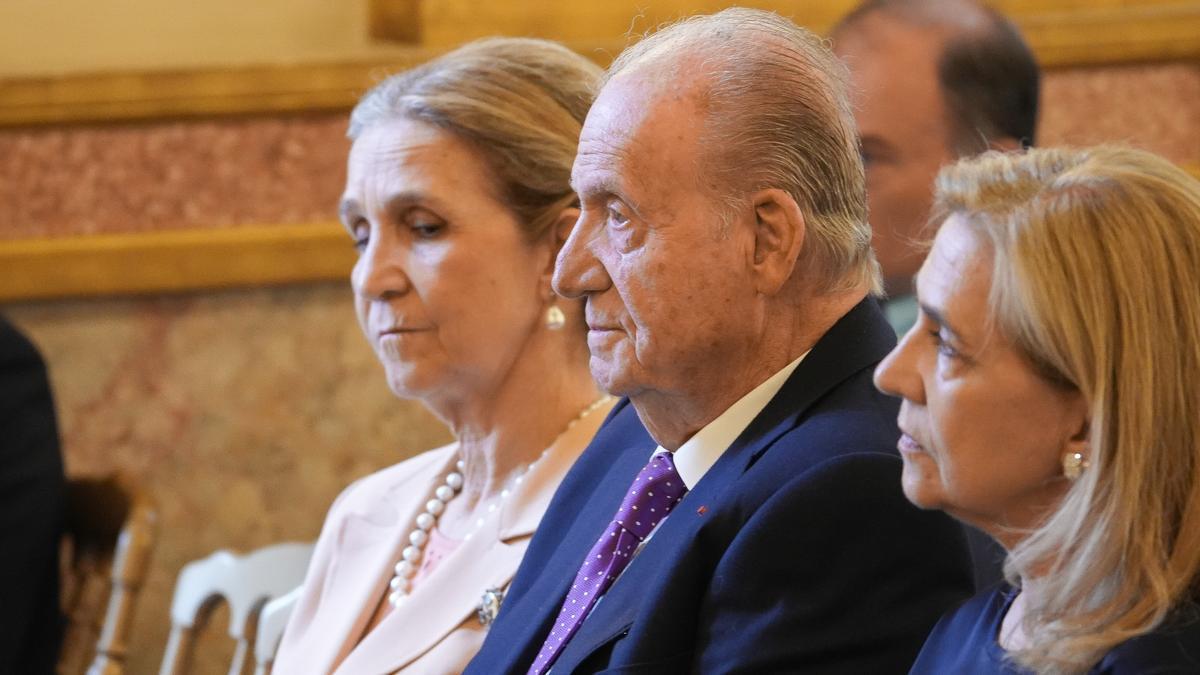 El Rey emérito Juan Carlos I, durante la entrega de un premio literario por su libro de memorias, en la Asamblea Nacional francesa.