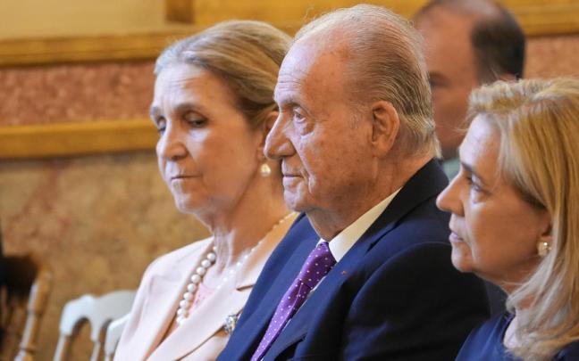 El Rey emérito Juan Carlos I, durante la entrega de un premio literario por su libro de memorias, en la Asamblea Nacional francesa.