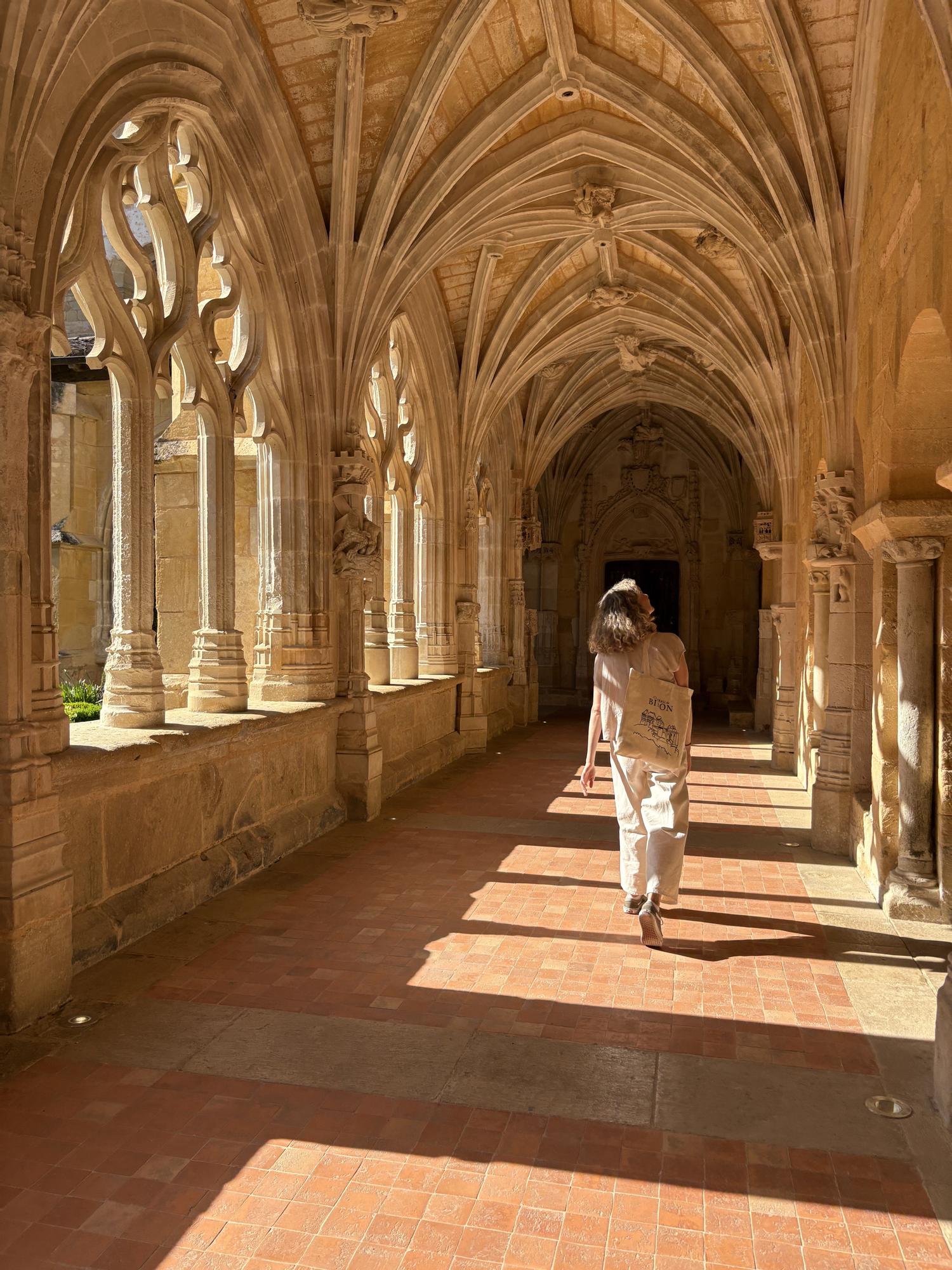 El claustro de estilo gótico y sus delicadas esculturas.