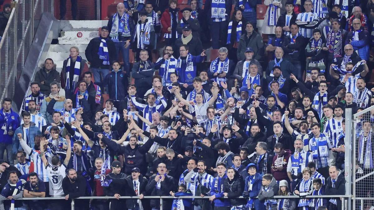 Aficionados de la Real Sociedad, en Montilivi, siguen el partido del equipo txuri-urdin ante el Girona el pasado sábado. / R.S.