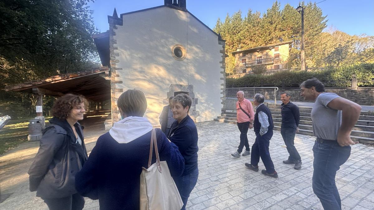 Uno de los encuentros con vecinos del pasado ciclo de paseos de barrio en Laudio.