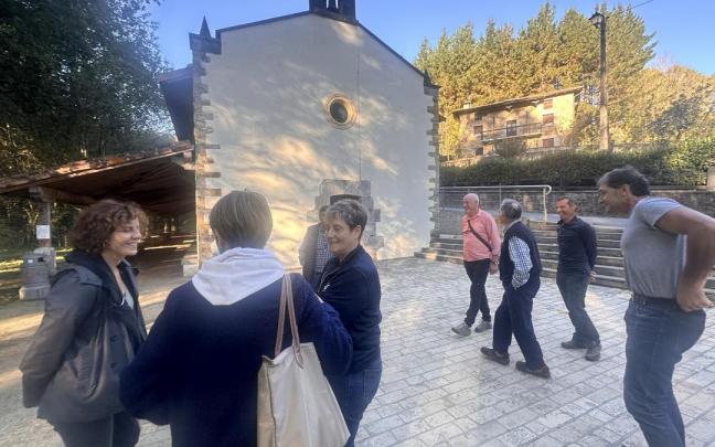 Uno de los encuentros con vecinos del pasado ciclo de paseos de barrio en Laudio.