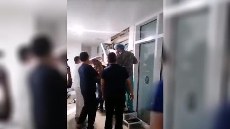 Los sanitarios tratan de liberar a la niña atrapada en el ascensor.