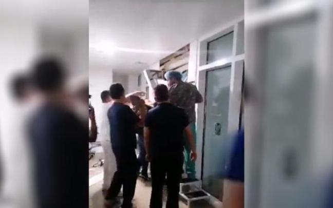 Los sanitarios tratan de liberar a la niña atrapada en el ascensor.