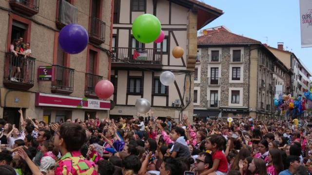 Familias esperando al chupinazo infantil.