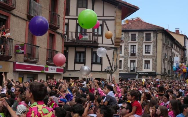 Familias esperando al chupinazo infantil.