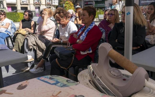 Personas realizando un taller de costura.