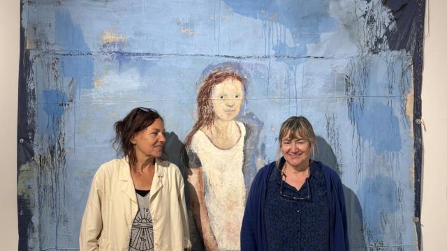 La artista Barbara Stammel y la comisaria Mari Jose Aranzasti. / A.M.S. La artista Barbara Stammel y la comisaria Mari Jose Aranzasti.
