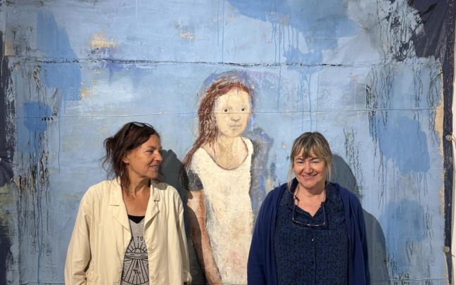 La artista Barbara Stammel y la comisaria Mari Jose Aranzasti.