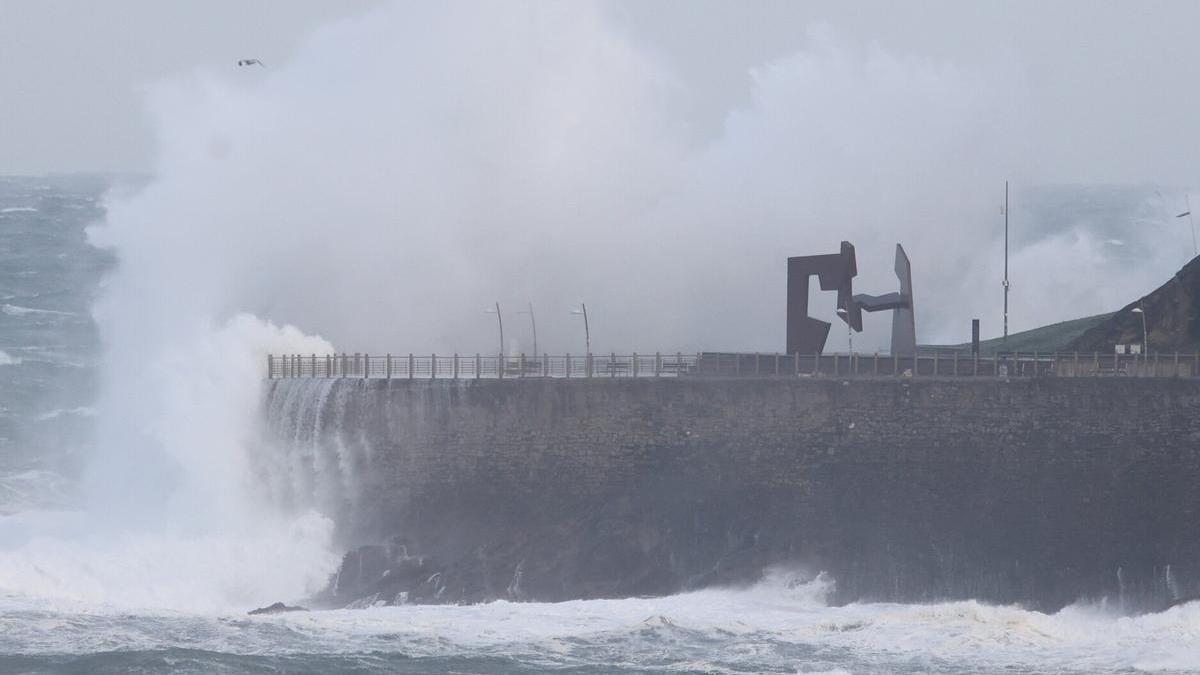 Un temporal de viento y oleaje en una foto de archivo.