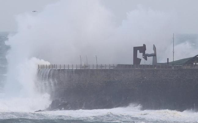 Un temporal de viento y oleaje en una foto de archivo.