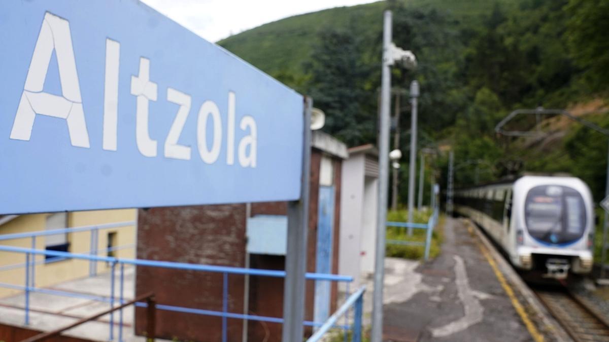 Una unidad de EuskoTren llega a la estación de Altzola.