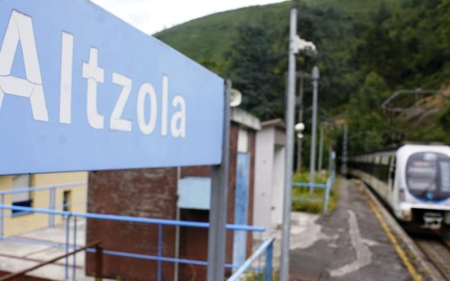 Una unidad de EuskoTren llega a la estación de Altzola.