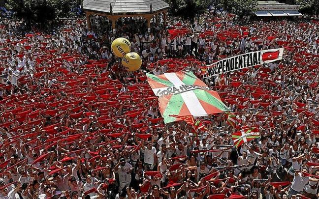 Los tafalleses y las tafallesas alzaron los pañuelos rojos cuando las joteras salieron al balcón del Ayuntamiento para prender la mecha del cohete inicial. Los tafalleses y las tafallesas alzaron los pañuelos rojos cuando las joteras salieron al balcón del Ayuntamiento para prender la mecha del cohete inicial.