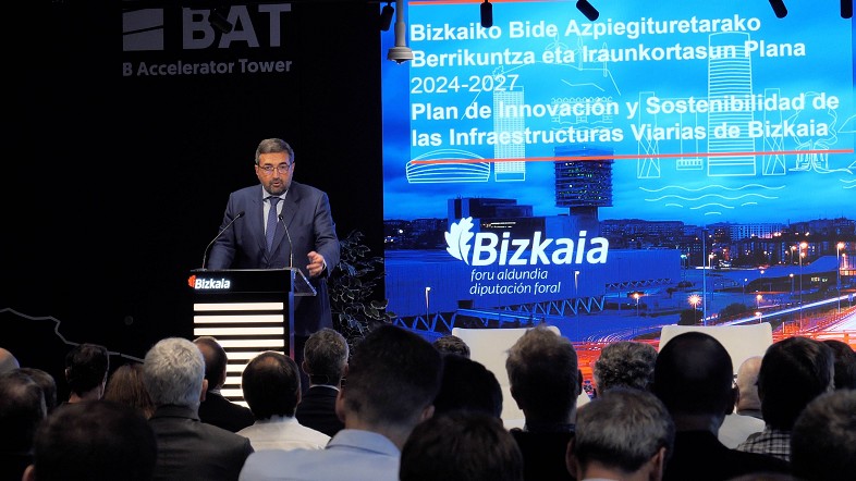 Carlos Alzaga en la presentación del plan de innovación de carreteras