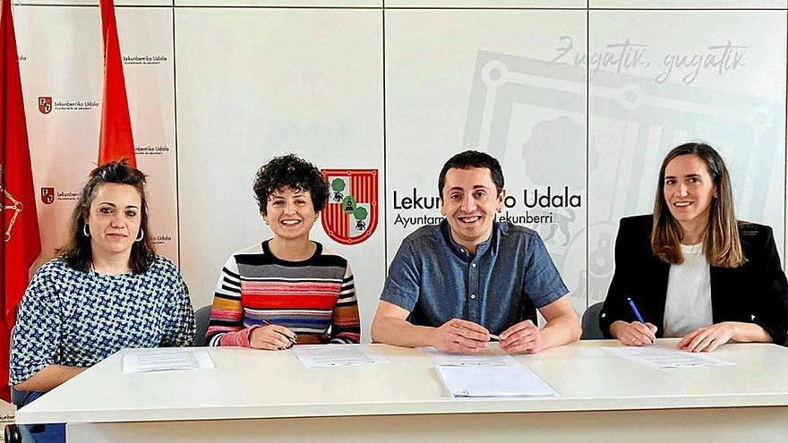 Estíbaliz Garciandía, Blanca Urdin, Gorka Azpiroz y Amaia Landa, ayer en la firma del convenio.