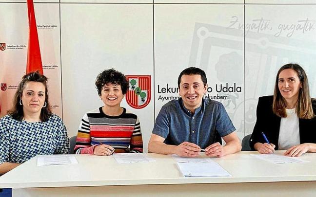 Estíbaliz Garciandía, Blanca Urdin, Gorka Azpiroz y Amaia Landa, ayer en la firma del convenio. Estíbaliz Garciandía, Blanca Urdin, Gorka Azpiroz y Amaia Landa, ayer en la firma del convenio.