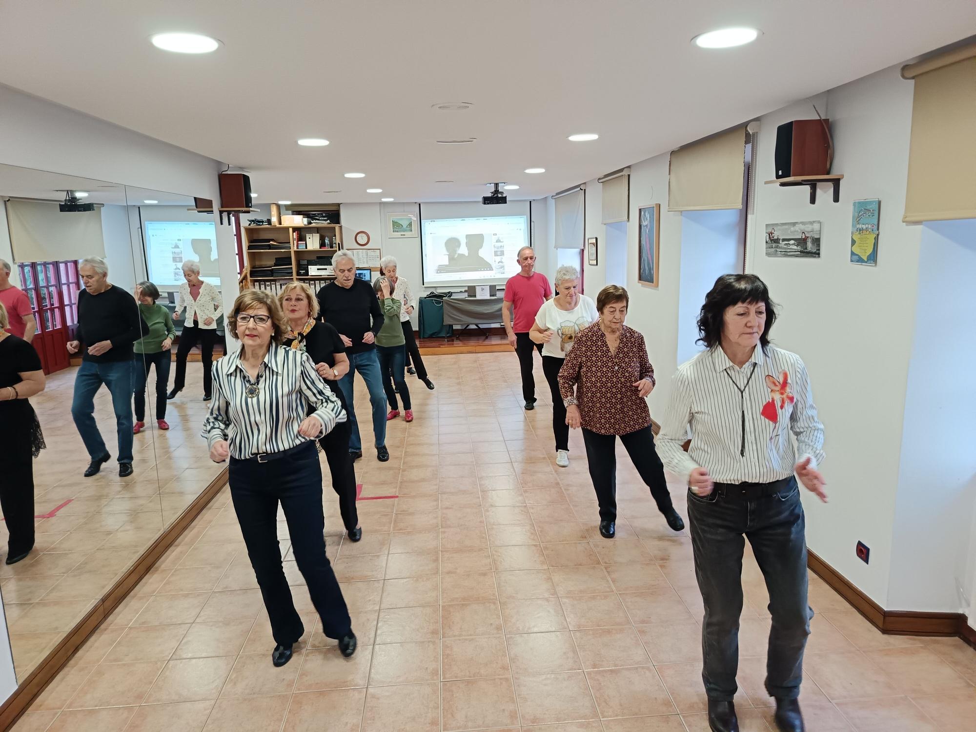 El repertorio es variado; combinan bailes de salón, ritmos actuales y los grandes temas de Fito&Fitipaldis o Enrique Iglesias.