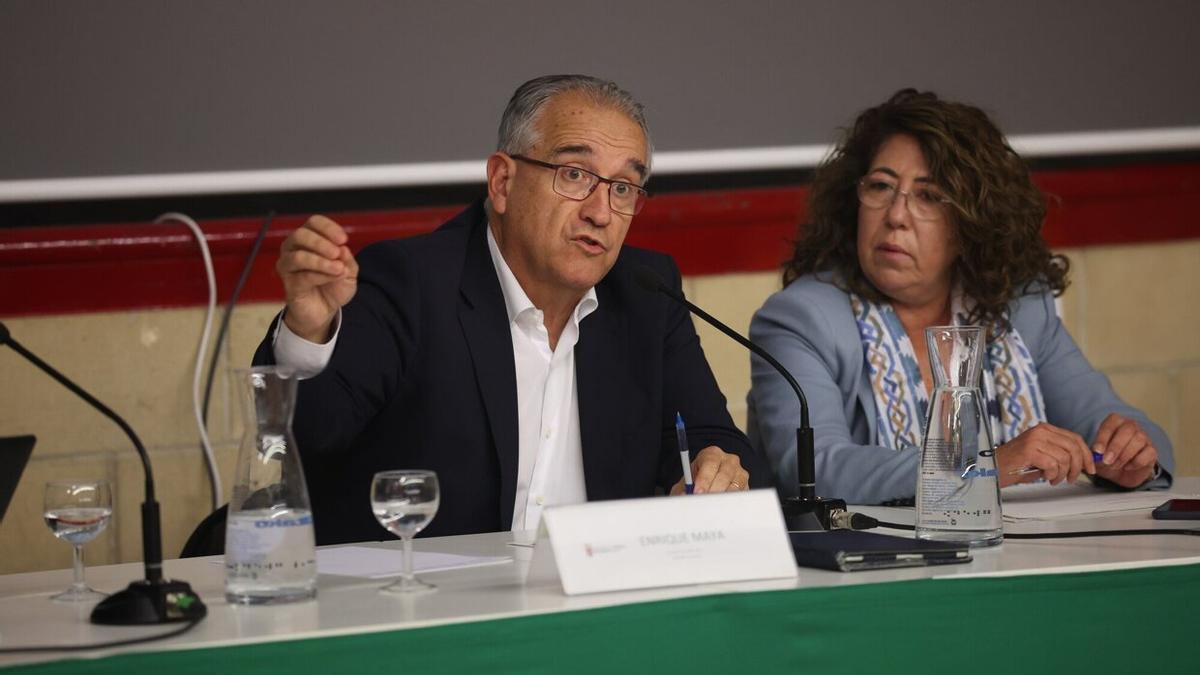 El alcalde Enrique Maya y la conceja Carmen Alba, en el foro de barrio de Milagrosa.