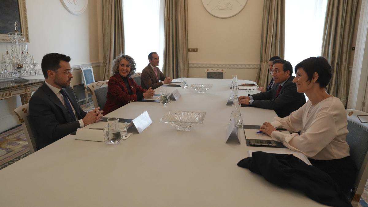 El secretario vasco de Exteriores, Ander Caballero, y la vicelehendakari Bengoetxea, en la reunión con el ministro Albares