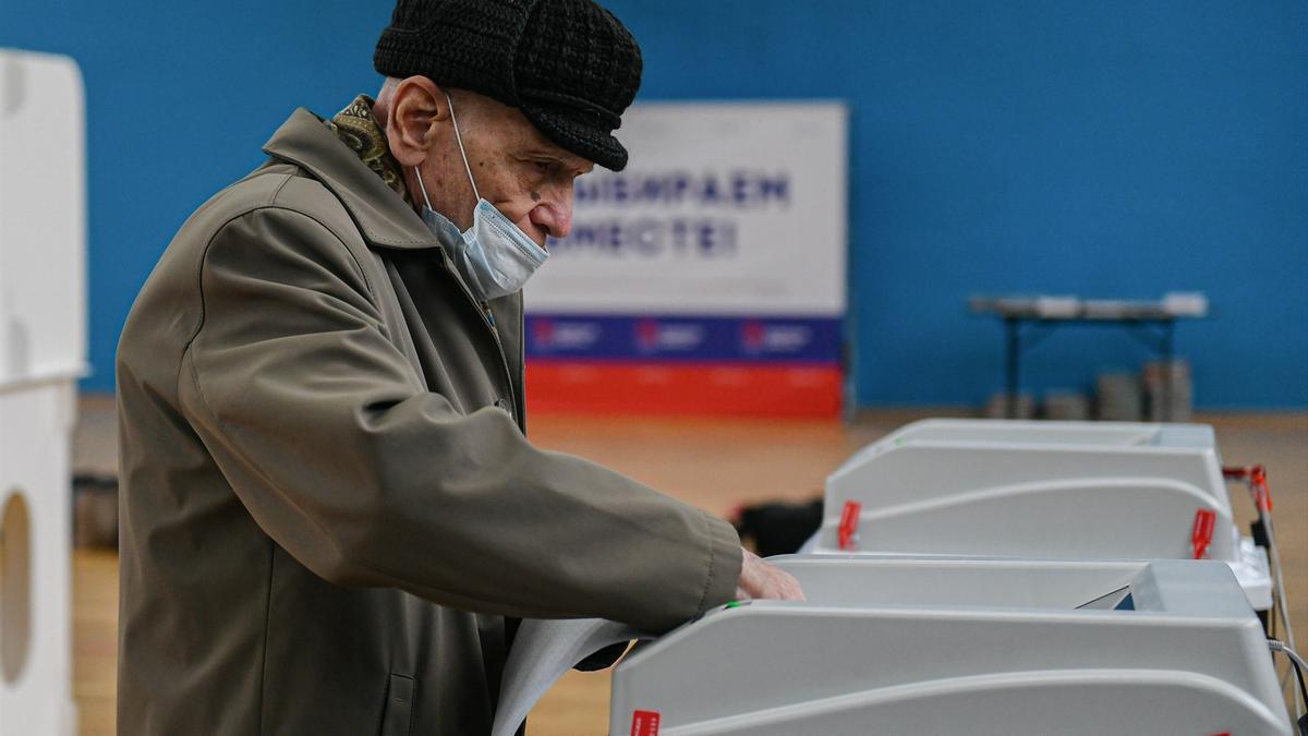 Un hombre en un centro de votación en Lugansk.
