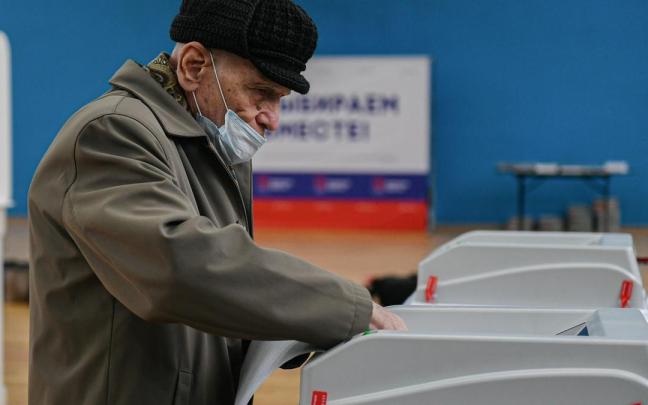 Un hombre en un centro de votación en Lugansk. Un hombre en un centro de votación en Lugansk.