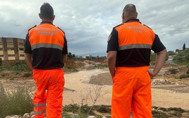Dos efectivos de Protección Civil en Valencia en una imagen de archivo.