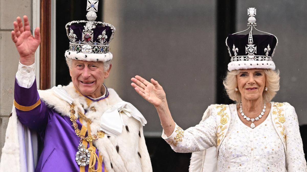 Carlos III y Camila saludan desde el balcón tras ser coronados.