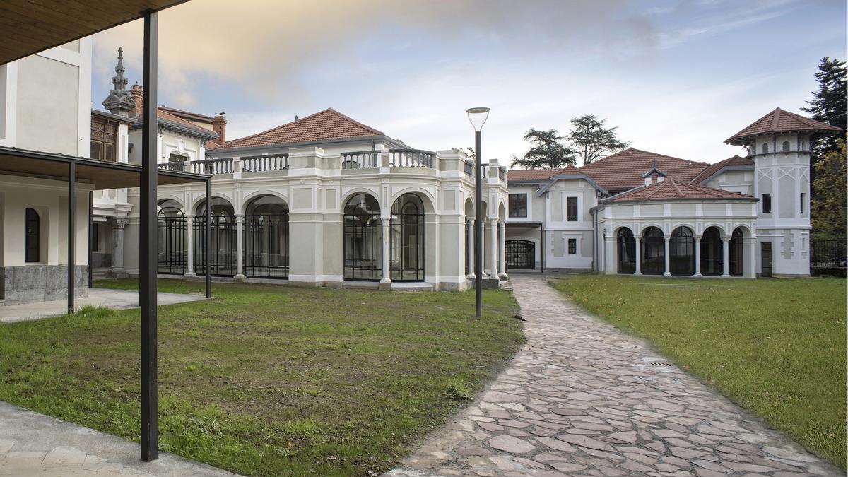 El Palacio Lamuza de Laudio desde el interior del parque