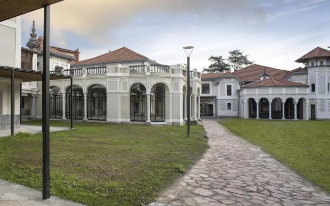 El Palacio Lamuza de Laudio desde el interior del parque