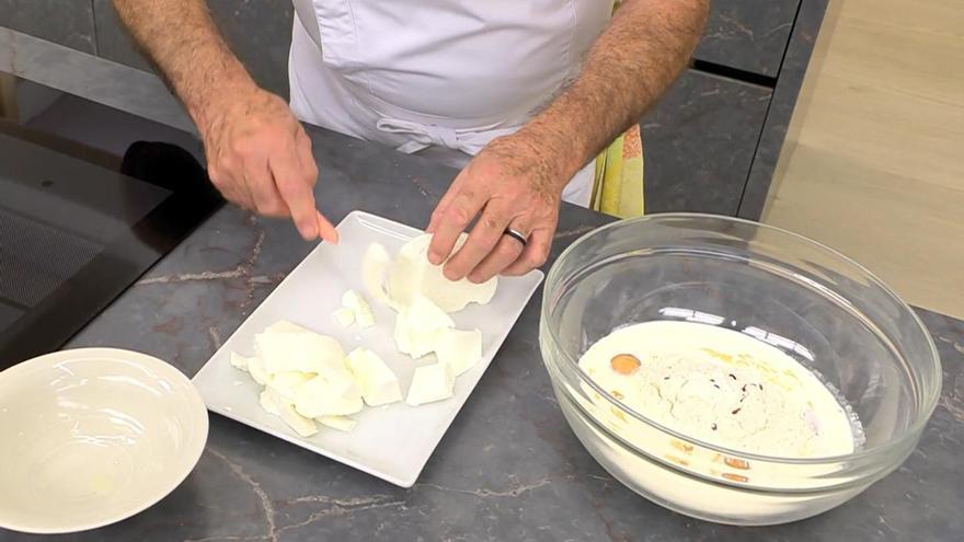 Corta bien el queso, en trozos finos, para que sea más fácil deshacerlo en la mezcla.